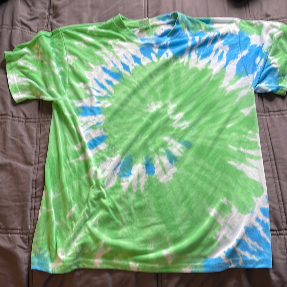 tie-dye men’s shirt green/blue/white